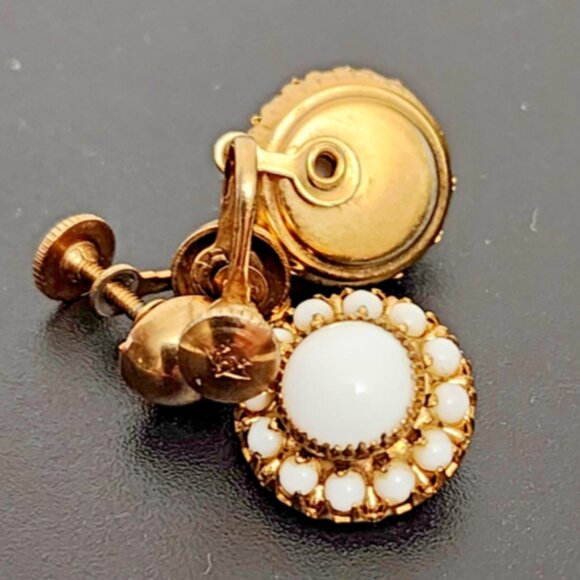 Vintage RARE Vargas Gold Filled White Confetti Flower Bead Screw On Earrings - Picture 8 of 10